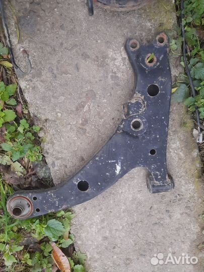 Передние рычаги тойота 110,11 приус 10,11