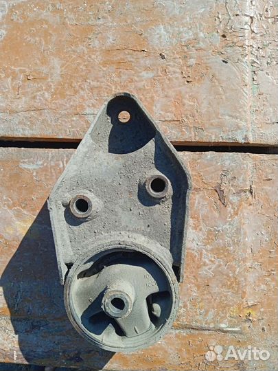 Подушка двигателя nissan primera р 10