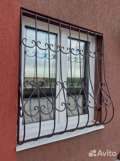 Решетки на окна с элементами ковки