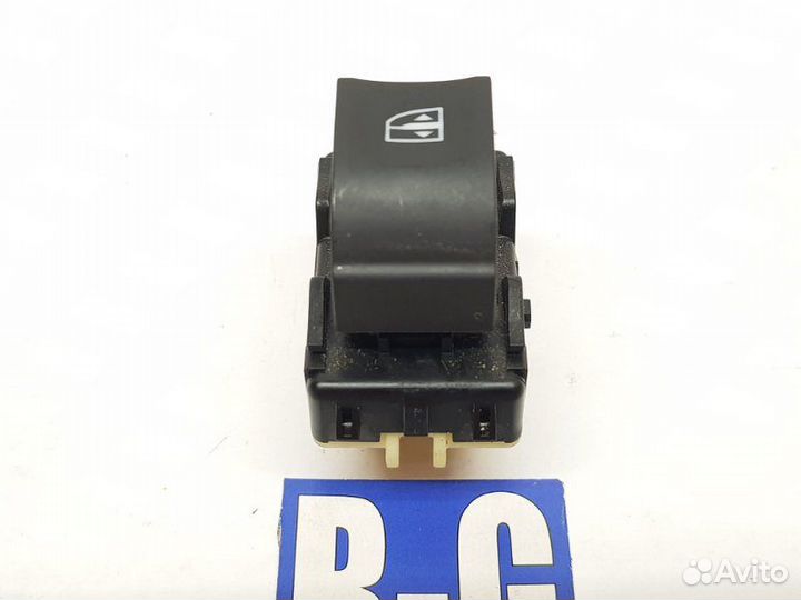 Кнопка стеклоподъемника передняя Renault Duster