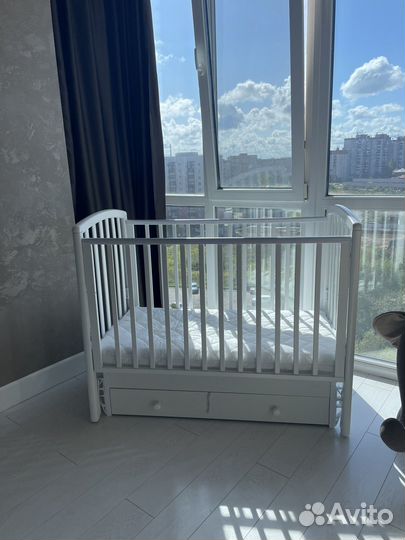 Детская кроватка с маятником и ящиком