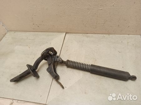 Петля двери багажника