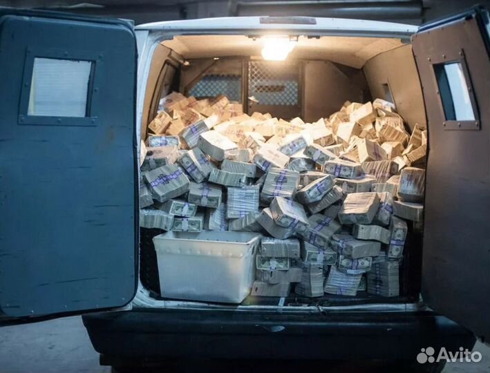 Водитель на Ford Transit