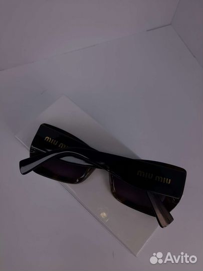 Солнцезащитные очки Miu Miu