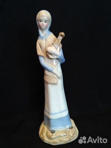 Фарфоровая статуэтка Девушка с мандолиной (лютней)