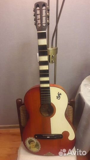 Акустическая семиструнная гитара