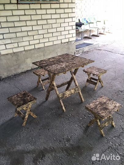 Табуреты и стол