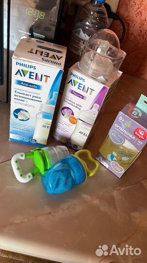 Бутылочки для кормления и детские вещи
