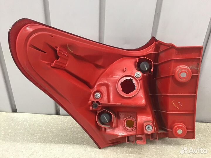 Фонарь задний наружный правый Toyota Auris E18 201