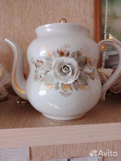 Заварочный чайник и сахарница