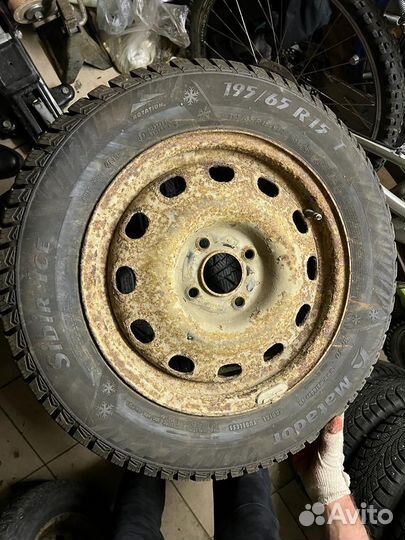 Колеса Ford R15 с зимней шипованной резиной