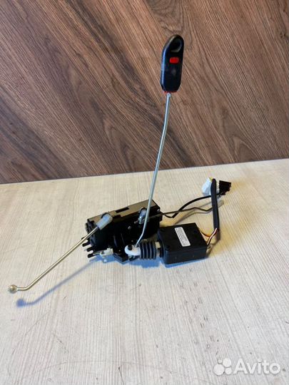 Замок двери передний левый Chevrolet Niva 2020