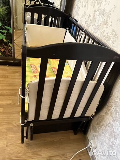 Детская кроватка с маятником