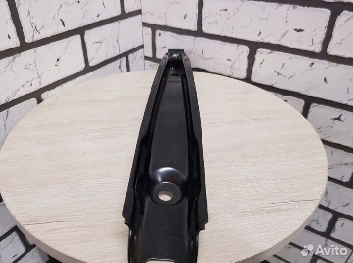 Рычаг правый задний нижний