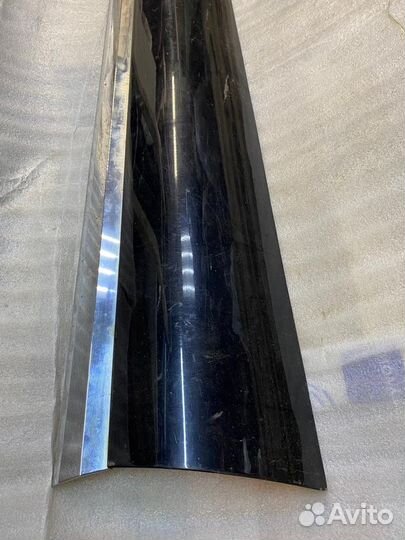 Накладка двери правая передняя Touareg 2