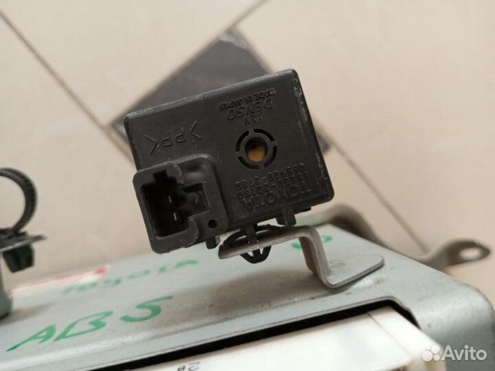 Блок электронный Toyota Prius NHW10 1NZ 2000