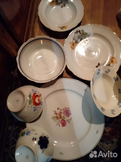 Посуда в коробках чашки блюдца тарелки