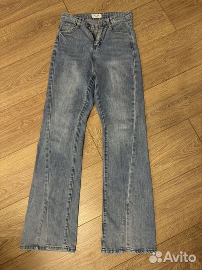 Джинсы клеш от колена