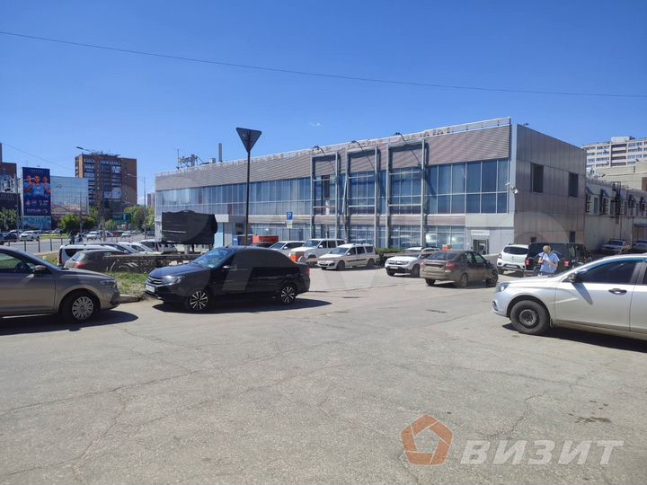 Офис со свободной планировкой и мебелью