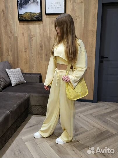 Женский спортивный костюм