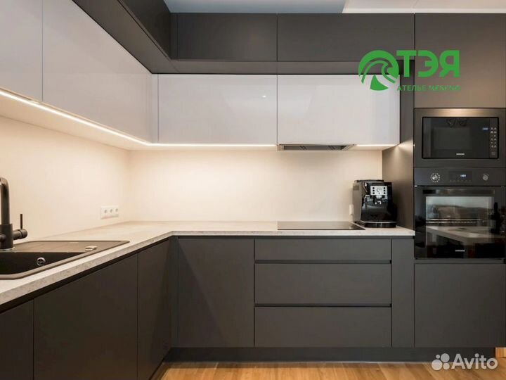 Серая угловая кухня