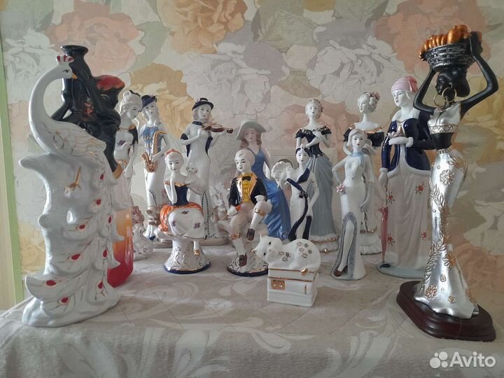 Котенок, лежащий на книгах, фарфор