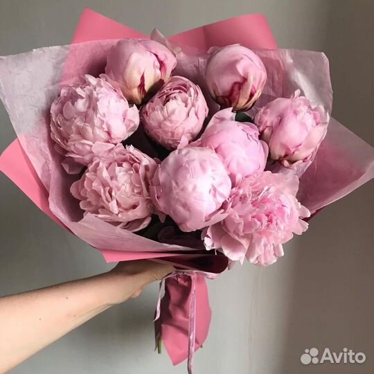 Букет из роскошных пионов