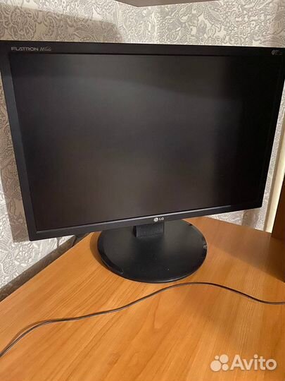 Монитор,колонки,пк,клавиатура,стол