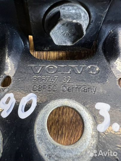 Петля крышки багажника задняя Volvo Xc90