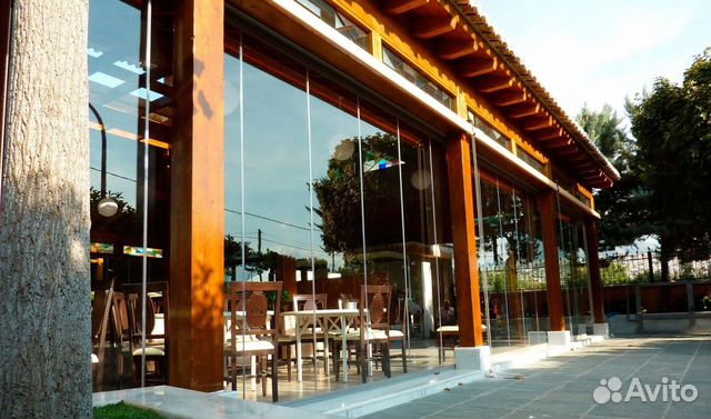 Безрамное остекление кафе