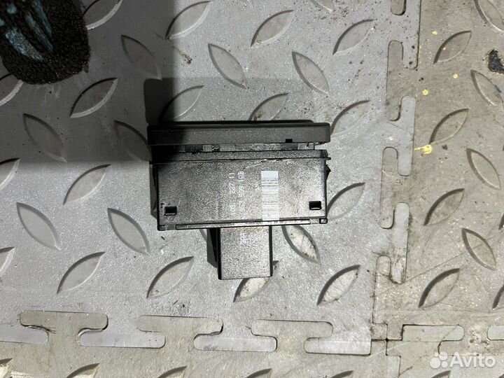 Кнопка аварийной сигнализации (Volkswagen Passat)