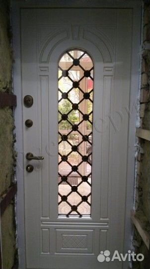 Арочная металлическая входная дверь с окном