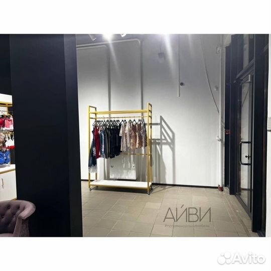 Мебель для магазина одежды