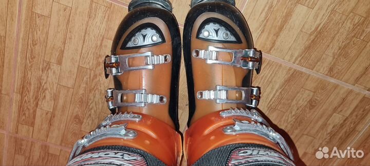 Горнолыжные ботинки atomic