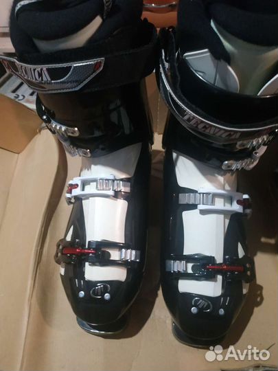 Горнолыжные ботинки и лыжи