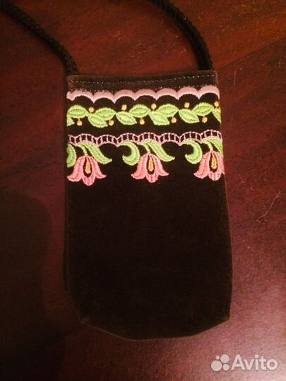 Сумка чехол для телефона из бархата с вышивкой