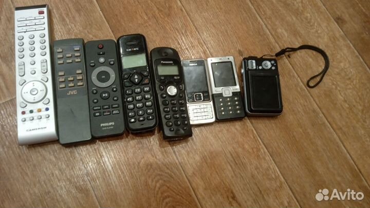 Пульты, телефоны и фотоаппарат