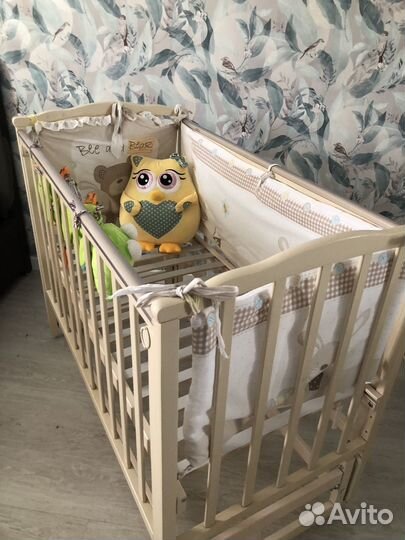 Детская кроватка с маятником