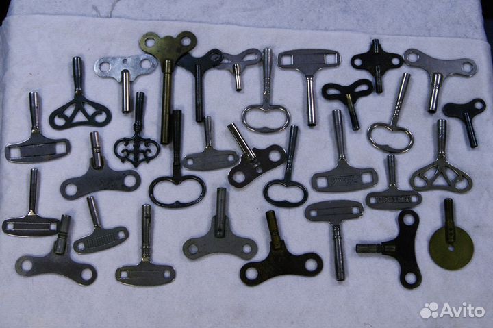 Старинные ключи для часов 30 штук разные