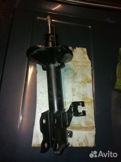 Передний правый амортизатор nissan 333238