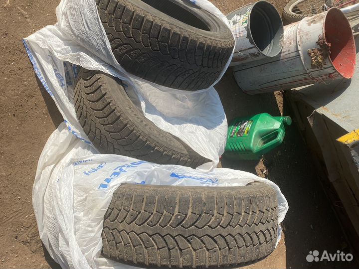 Bridgestone Blizzak Spike-01 215/55 R17