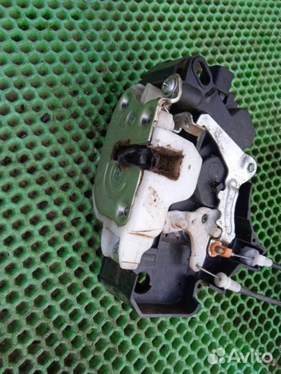 Замок двери правый Mitsubishi Colt