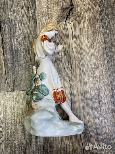 Статуэтка фарфор гадание на ромашке