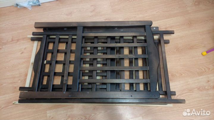 Детская кроватка с маятником