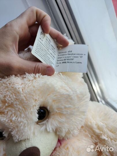 Плюшевый медведь с этикеткой