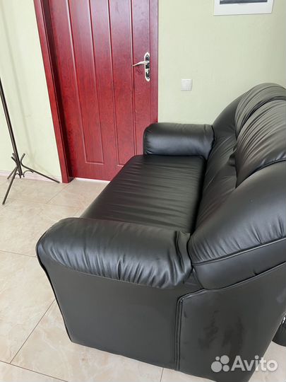 Диван кожаный офисный