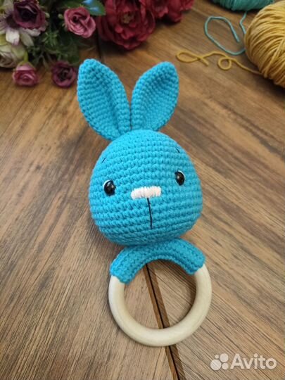 Вязаная игрушка. Погремушка-грызунок