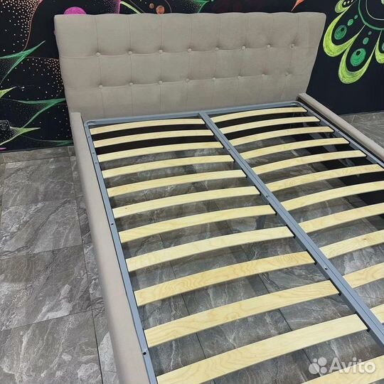 Кровать с матрасом 180х200