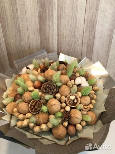 Букет из орехов