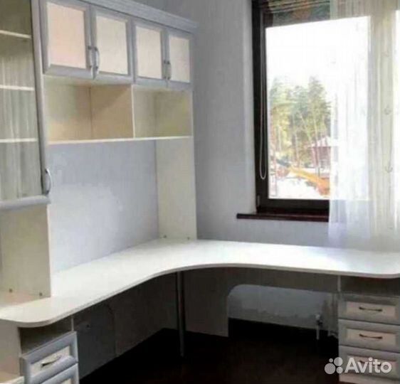 Детская рабочая зона у окна